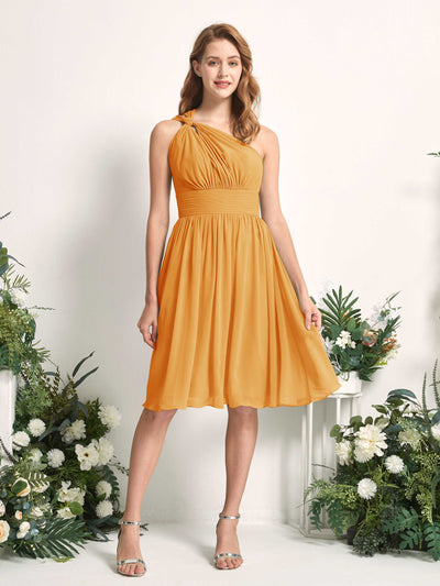 Carlyna Robe trapèze décolleté asymétrique longueur genou froncée en mousseline demoiselle d'honneur Mangue #couleur_mangue
