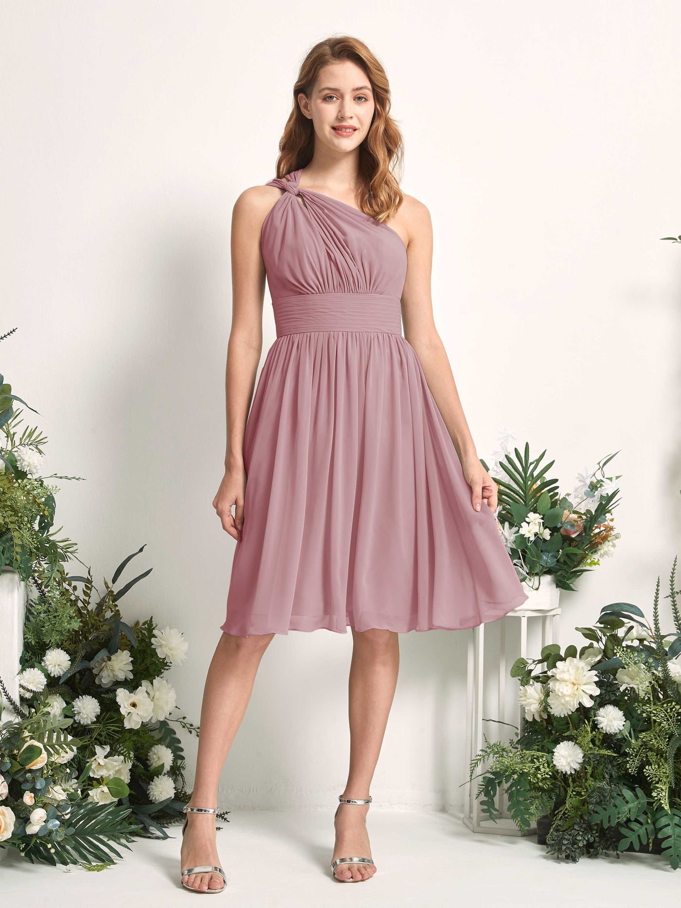 Carlyna Robe trapèze décolleté asymétrique longueur genou froncée en mousseline demoiselle d'honneur Mauve Vintage #couleur_mauve-vintage
