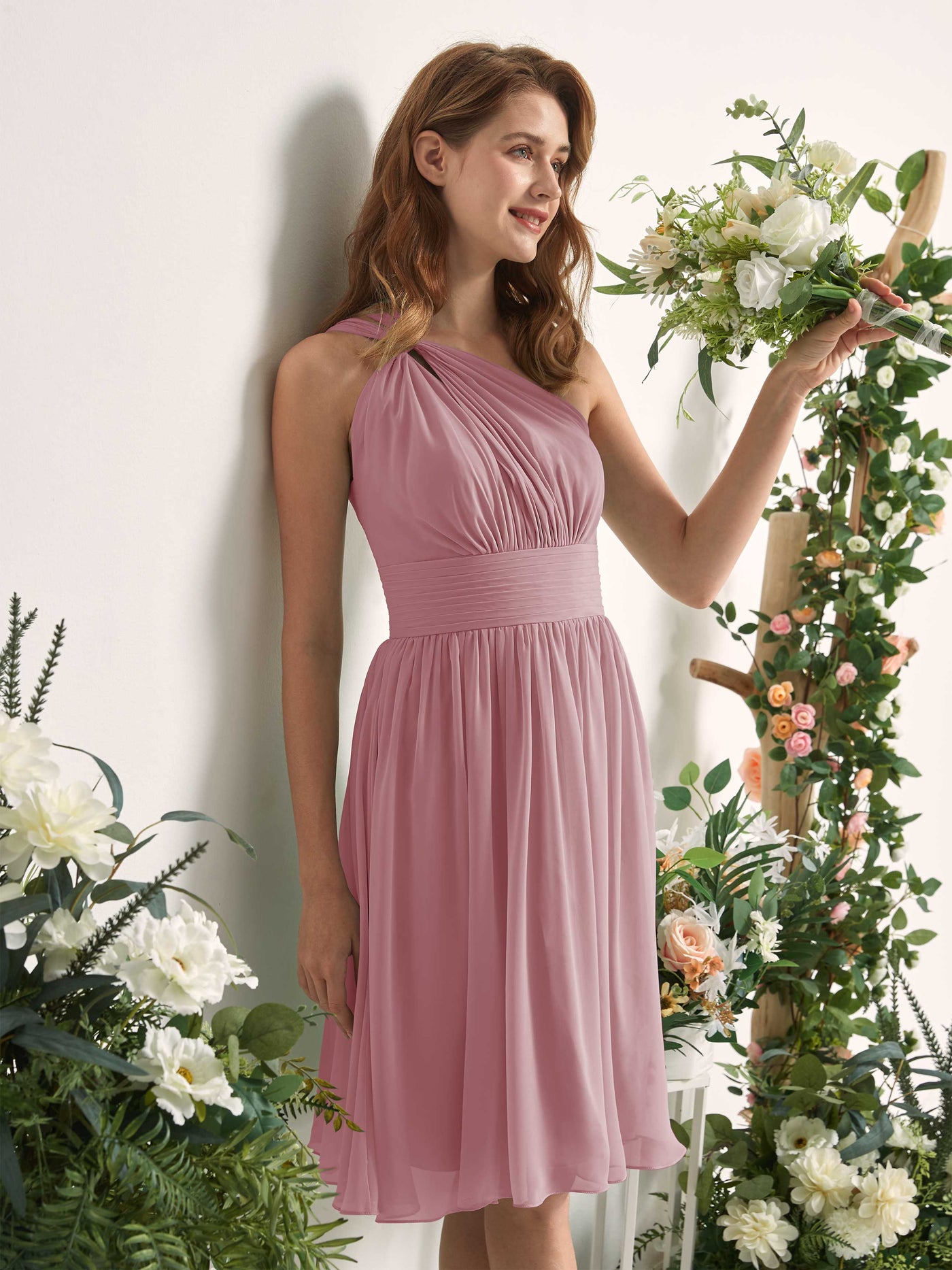 Carlyna Robe trapèze décolleté asymétrique longueur genou froncée en mousseline demoiselle d'honneur Mauve Vintage #couleur_mauve-vintage