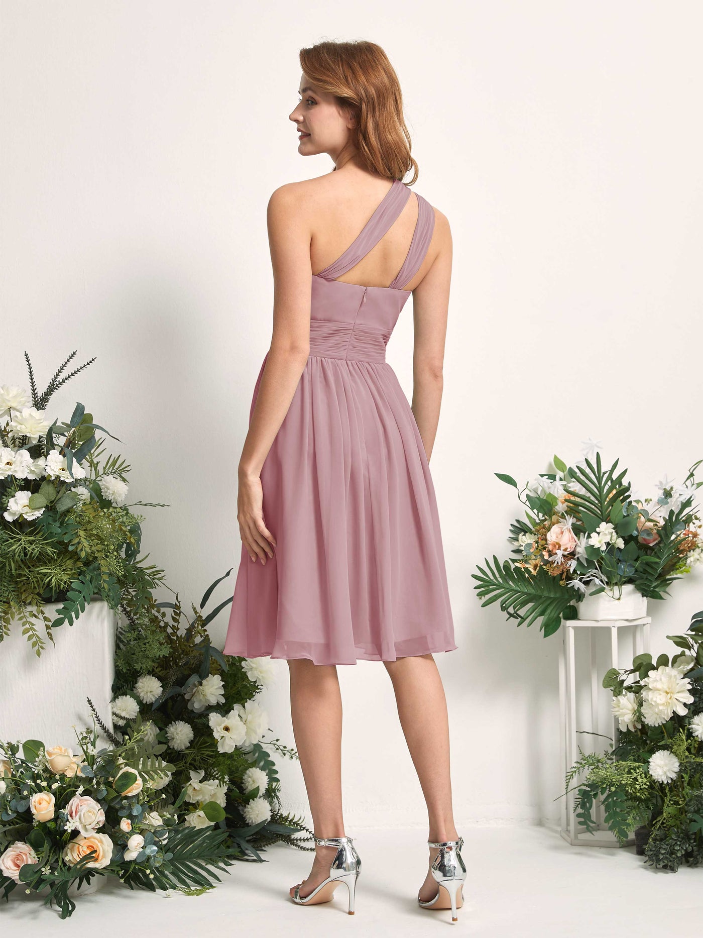Carlyna Robe trapèze décolleté asymétrique longueur genou froncée en mousseline demoiselle d'honneur Mauve Vintage #couleur_mauve-vintage