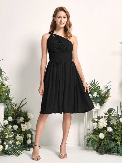 Carlyna Robe trapèze décolleté asymétrique longueur genou froncée en mousseline demoiselle d'honneur Noir #couleur_noir