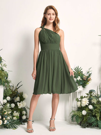Carlyna Robe trapèze décolleté asymétrique longueur genou froncée en mousseline demoiselle d'honneur Olive Martini #couleur_olive-martini