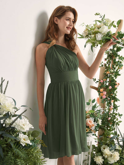 Carlyna Robe trapèze décolleté asymétrique longueur genou froncée en mousseline demoiselle d'honneur Olive Martini #couleur_olive-martini