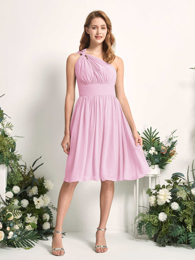 Carlyna Robe trapèze décolleté asymétrique longueur genou froncée en mousseline demoiselle d'honneur Rose Bonbon #couleur_rose-bonbon