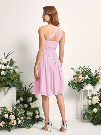 Carlyna Robe trapèze décolleté asymétrique longueur genou froncée en mousseline demoiselle d'honneur Rose Bonbon #couleur_rose-bonbon