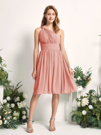 Carlyna Robe trapèze décolleté asymétrique longueur genou froncée en mousseline demoiselle d'honneur Rose Champagne #couleur_rose-champagne