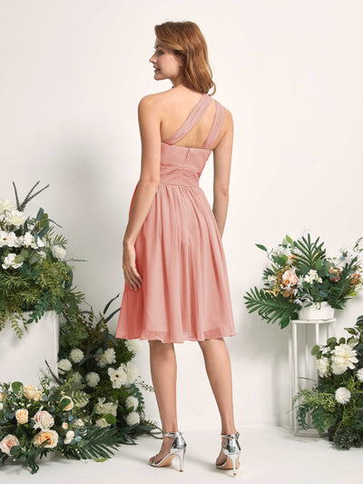 Carlyna Robe trapèze décolleté asymétrique longueur genou froncée en mousseline demoiselle d'honneur Rose Champagne #couleur_rose-champagne