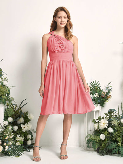 Carlyna Robe trapèze décolleté asymétrique longueur genou froncée en mousseline demoiselle d'honneur Rose Corail #couleur_rose-corail