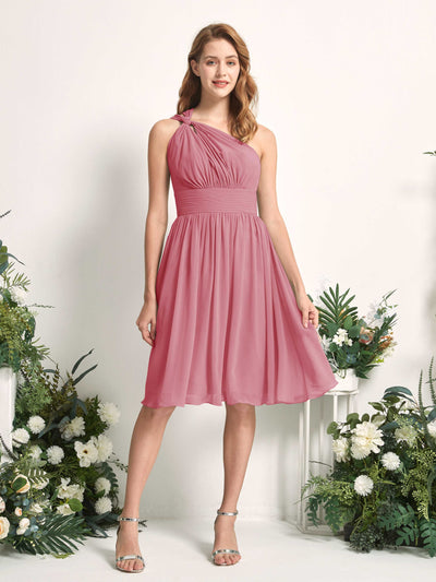 Carlyna Robe trapèze décolleté asymétrique longueur genou froncée en mousseline demoiselle d'honneur Rose Du Désert #couleur_rose-du-d-sert