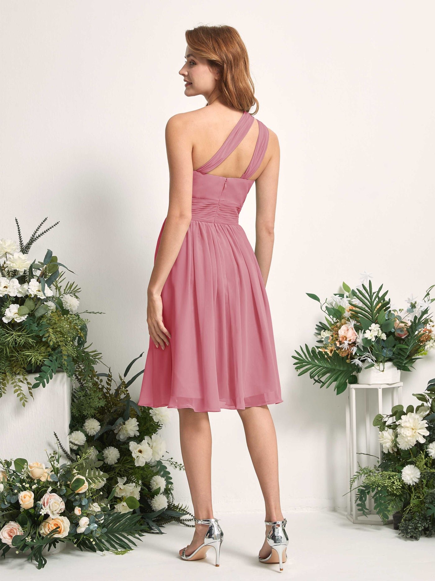 Carlyna Robe trapèze décolleté asymétrique longueur genou froncée en mousseline demoiselle d'honneur Rose Du Désert #couleur_rose-du-d-sert