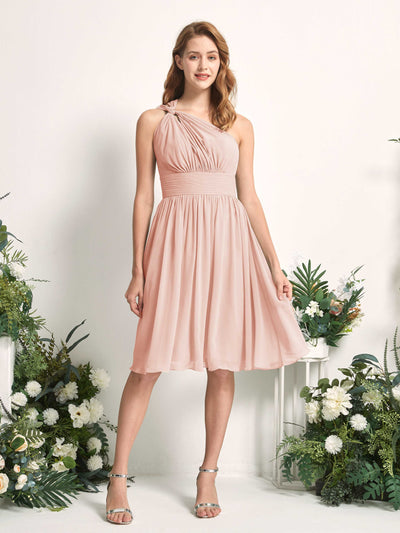 Carlyna Robe trapèze décolleté asymétrique longueur genou froncée en mousseline demoiselle d'honneur Rose Perle #couleur_rose-perle