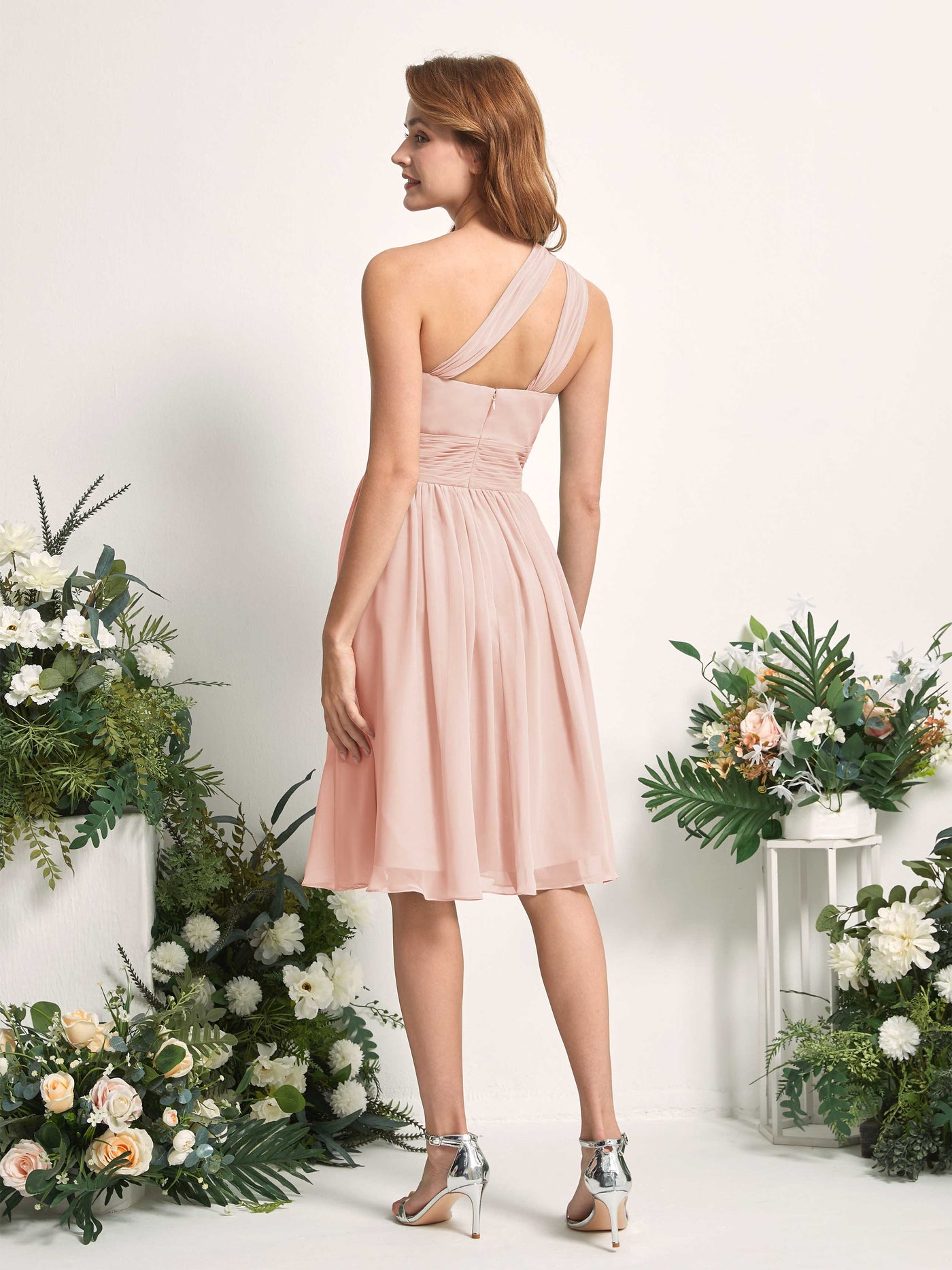 Carlyna Robe trapèze décolleté asymétrique longueur genou froncée en mousseline demoiselle d'honneur Rose Perle #couleur_rose-perle