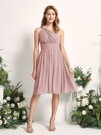 Carlyna Robe trapèze décolleté asymétrique longueur genou froncée en mousseline demoiselle d'honneur Rose Poussiéreux #couleur_rose-poussi-reux