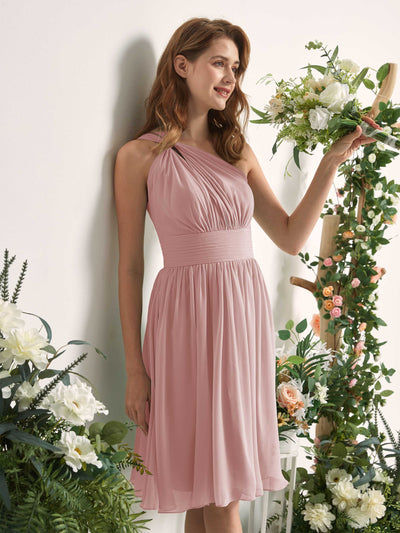 Carlyna Robe trapèze décolleté asymétrique longueur genou froncée en mousseline demoiselle d'honneur Rose Poussiéreux #couleur_rose-poussi-reux