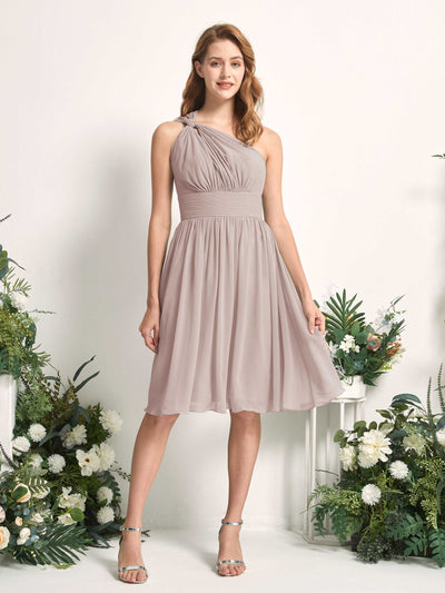 Carlyna Robe trapèze décolleté asymétrique longueur genou froncée en mousseline demoiselle d'honneur Taupe #couleur_taupe