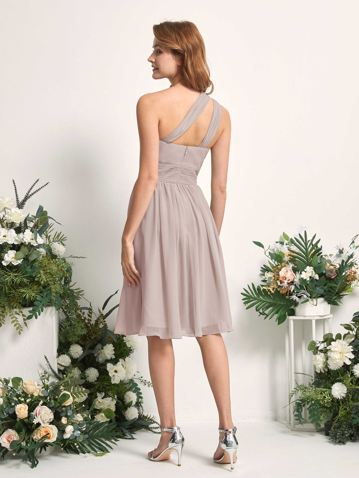 Carlyna Robe trapèze décolleté asymétrique longueur genou froncée en mousseline demoiselle d'honneur Taupe #couleur_taupe