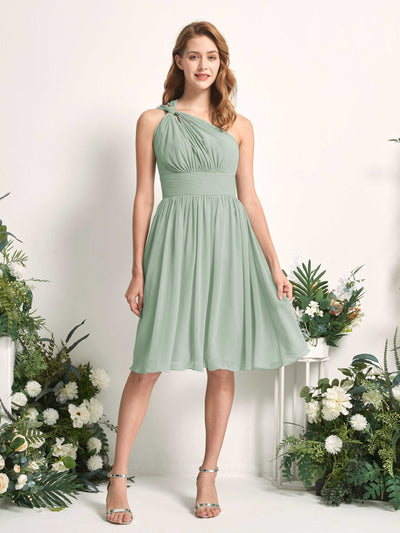 Carlyna Robe trapèze décolleté asymétrique longueur genou froncée en mousseline demoiselle d'honneur Vert Sauge Foncé #couleur_vert-sauge-fonc