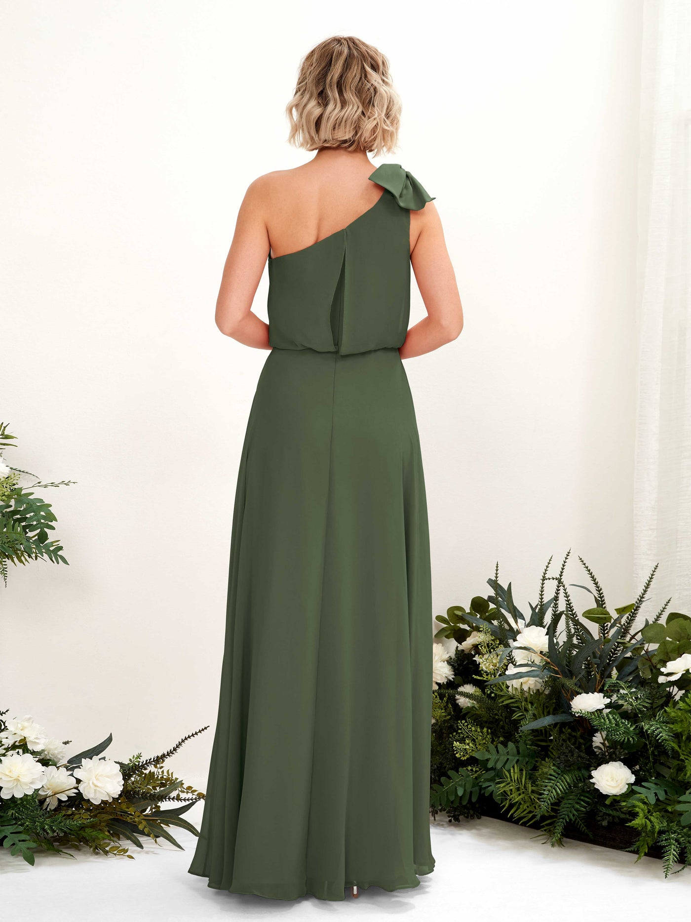 Carlyna Robe trapèze décolleté asymétrique longueur ras du sol demoiselle d'honneur Olive Martini #couleur_olive-martini