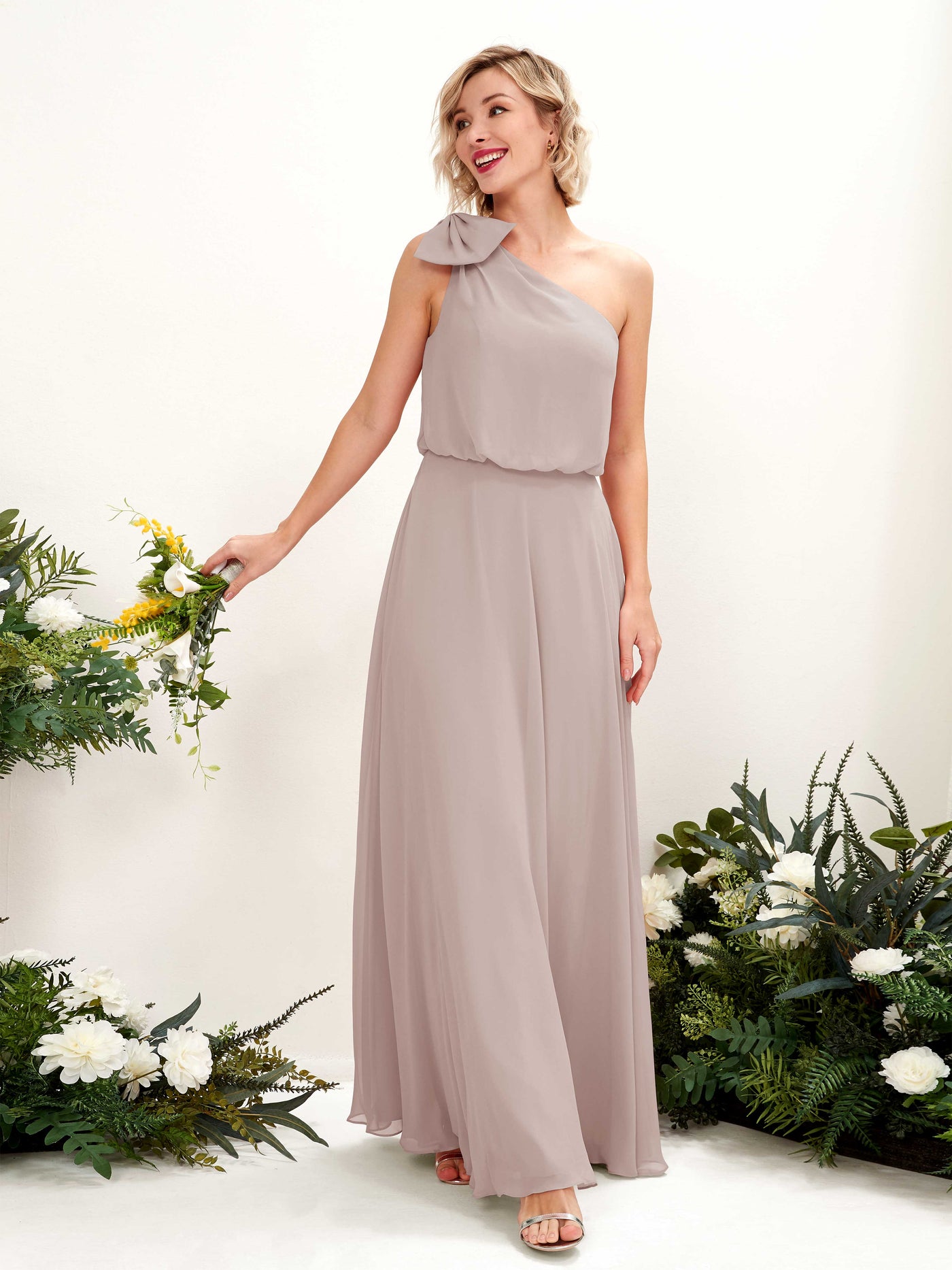 Carlyna Robe trapèze décolleté asymétrique longueur ras du sol demoiselle d'honneur Taupe #couleur_taupe