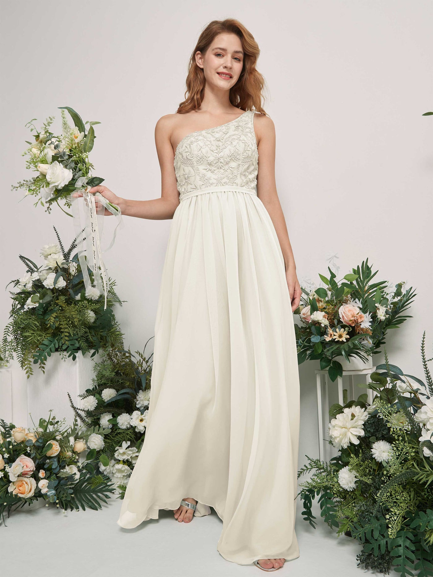 Carlyna Robe trapèze Décolleté asymétrique Longueur ras du sol Mousseline demoiselle d'honneur Ivoire #couleur_ivoire