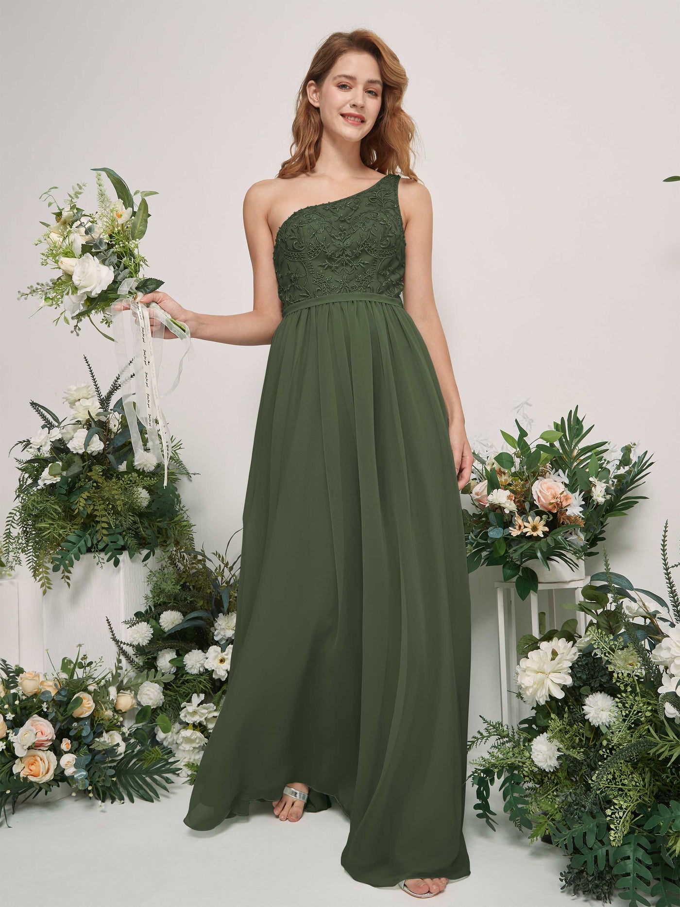 Carlyna Robe trapèze Décolleté asymétrique Longueur ras du sol Mousseline demoiselle d'honneur Olive Martini #couleur_olive-martini