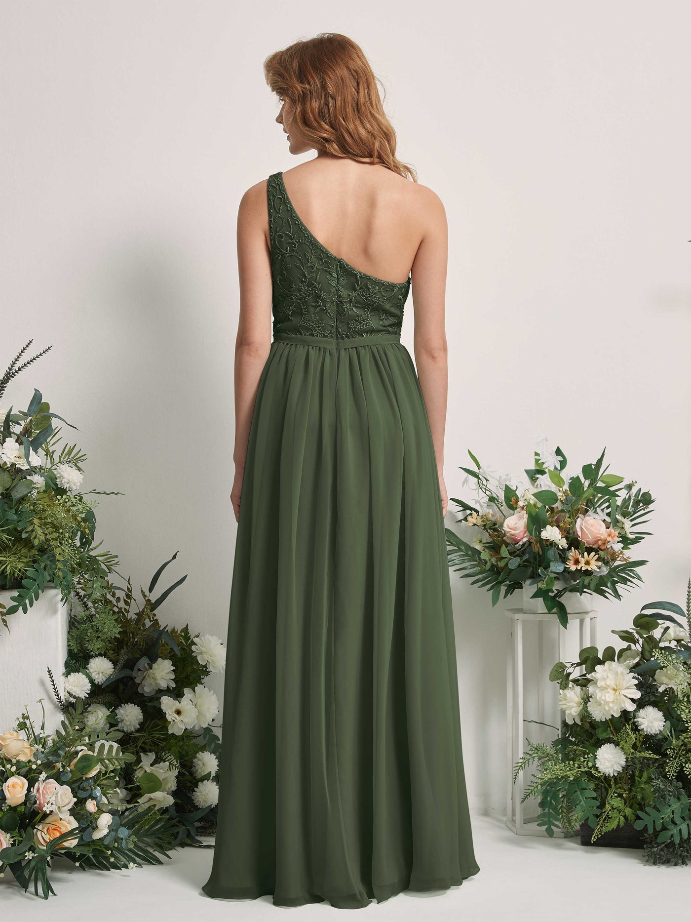 Carlyna Robe trapèze Décolleté asymétrique Longueur ras du sol Mousseline demoiselle d'honneur Olive Martini #couleur_olive-martini