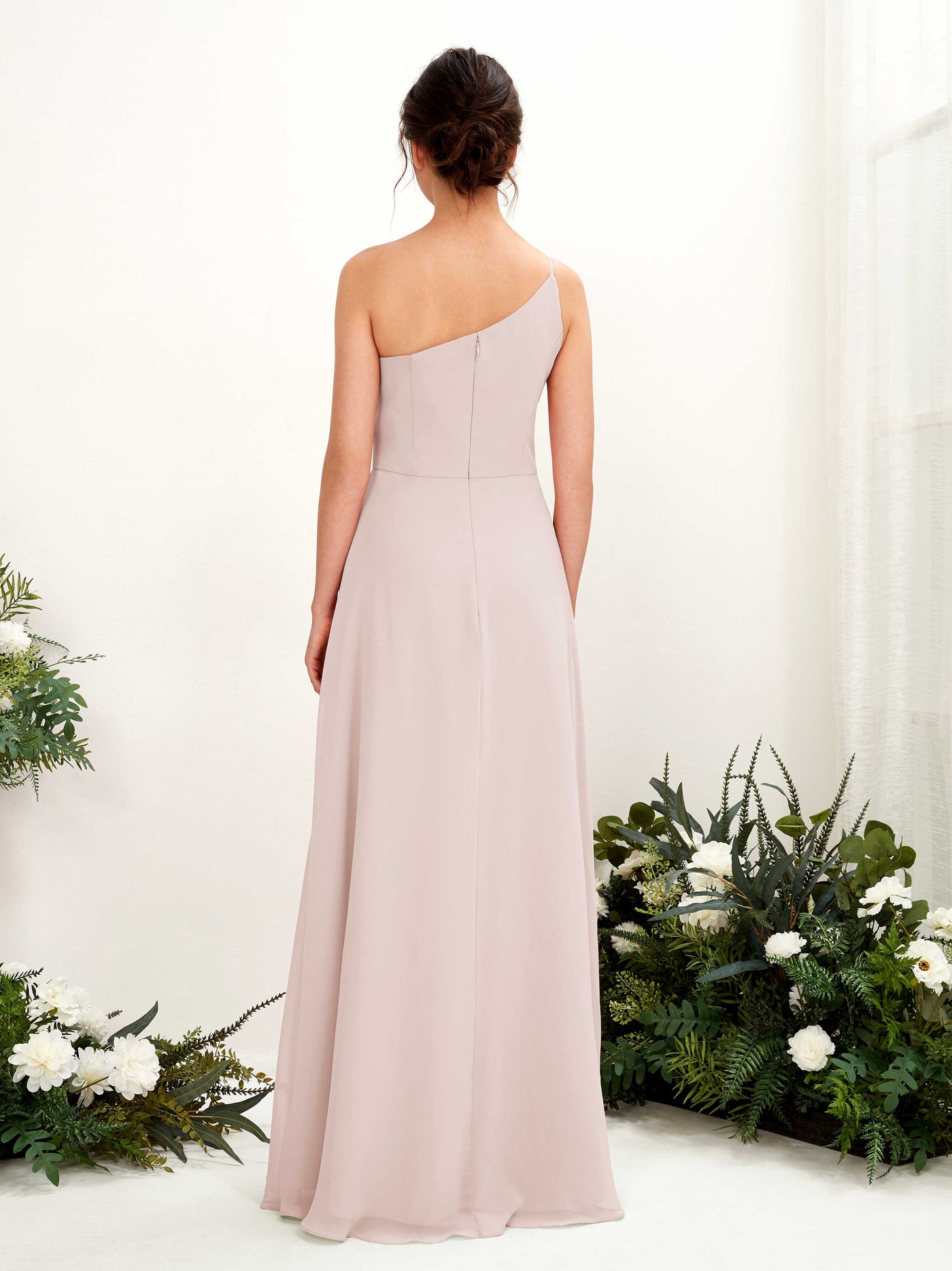 Carlyna Robe trapèze décolleté asymétrique mousseline longueur ras du sol Robes de demoiselle d'honneur Biscotti #couleur_biscotti