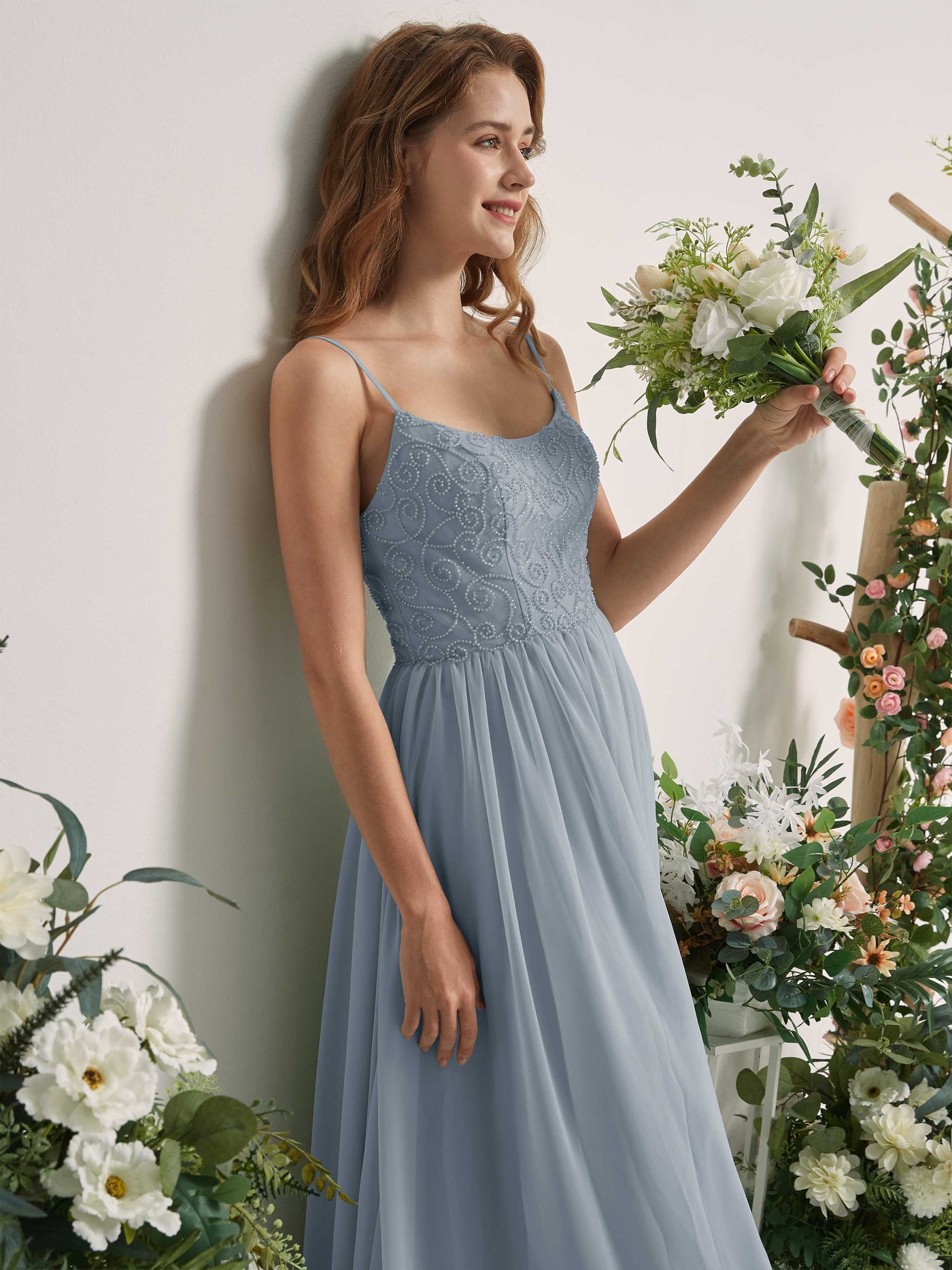Carlyna Robe trapèze encolure dégagée longueur ras du sol mousseline demoiselle d'honneur Bleu Poussiéreux Amélioré #couleur_bleu-poussi-reux-am-lior