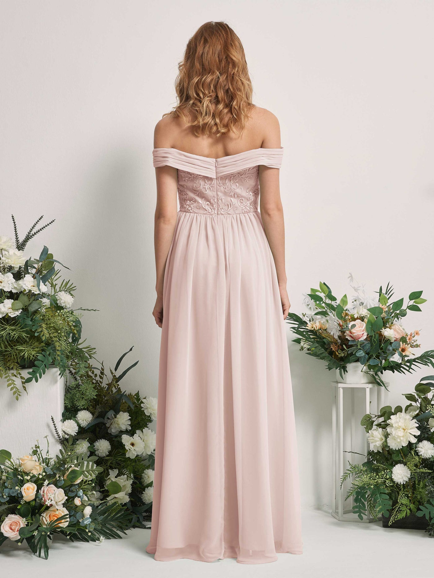 Carlyna Robe Trapèze Épaule Dénudée Longueur Ras du Sol Brodée Robes de Demoiselle d'honneur Biscotti #couleur_biscotti
