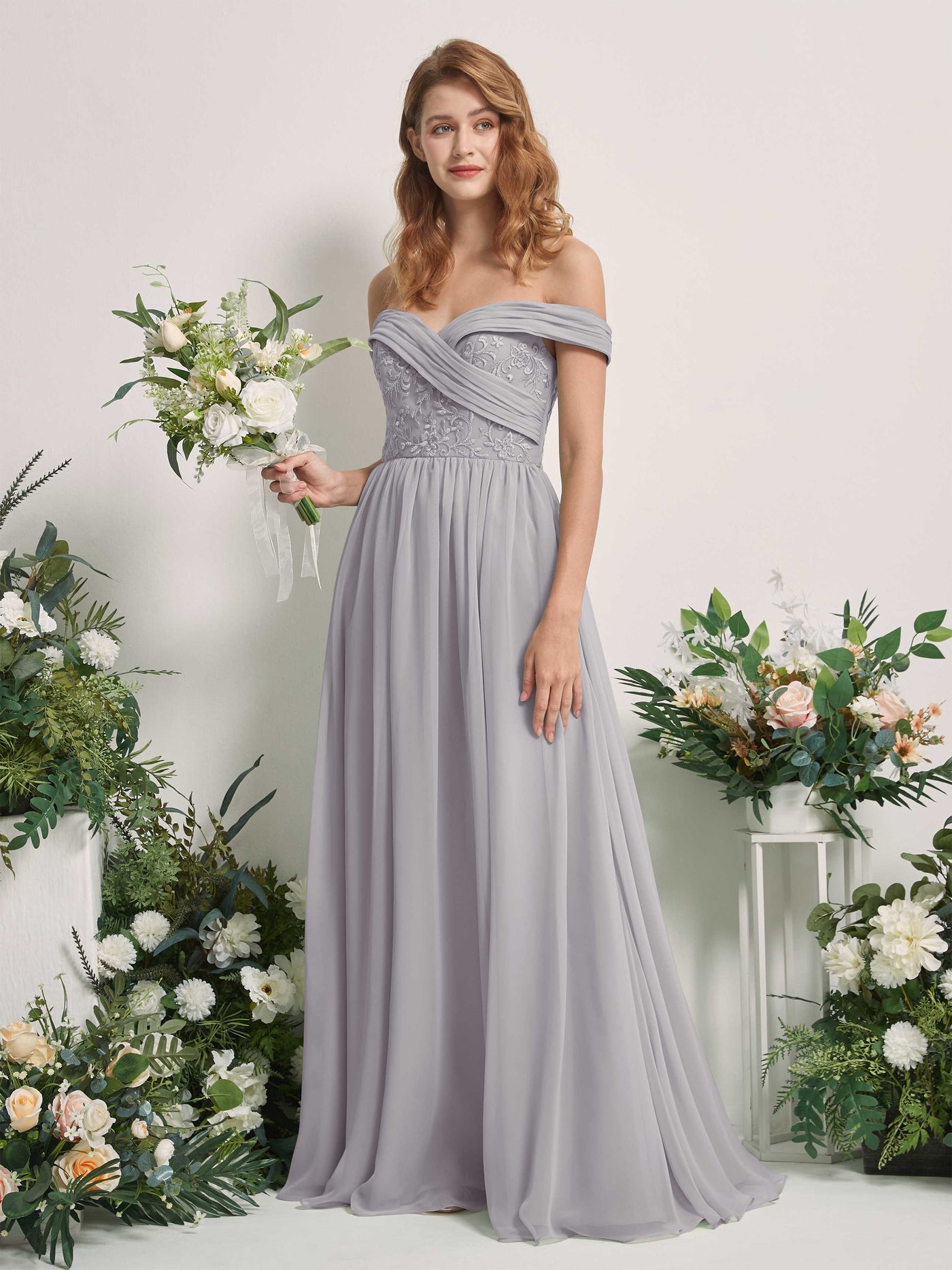 Carlyna Robe Trapèze Épaule Dénudée Longueur Ras du Sol Brodée Robes de Demoiselle d'honneur Gris Boussole #couleur_gris-boussole