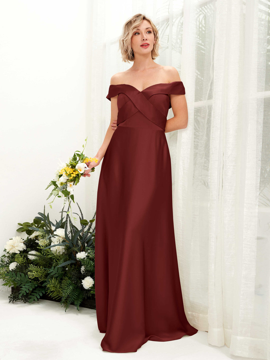 Carlyna Robe trapèze Épaule Dénudée longueur ras du sol en satin Bordeaux 