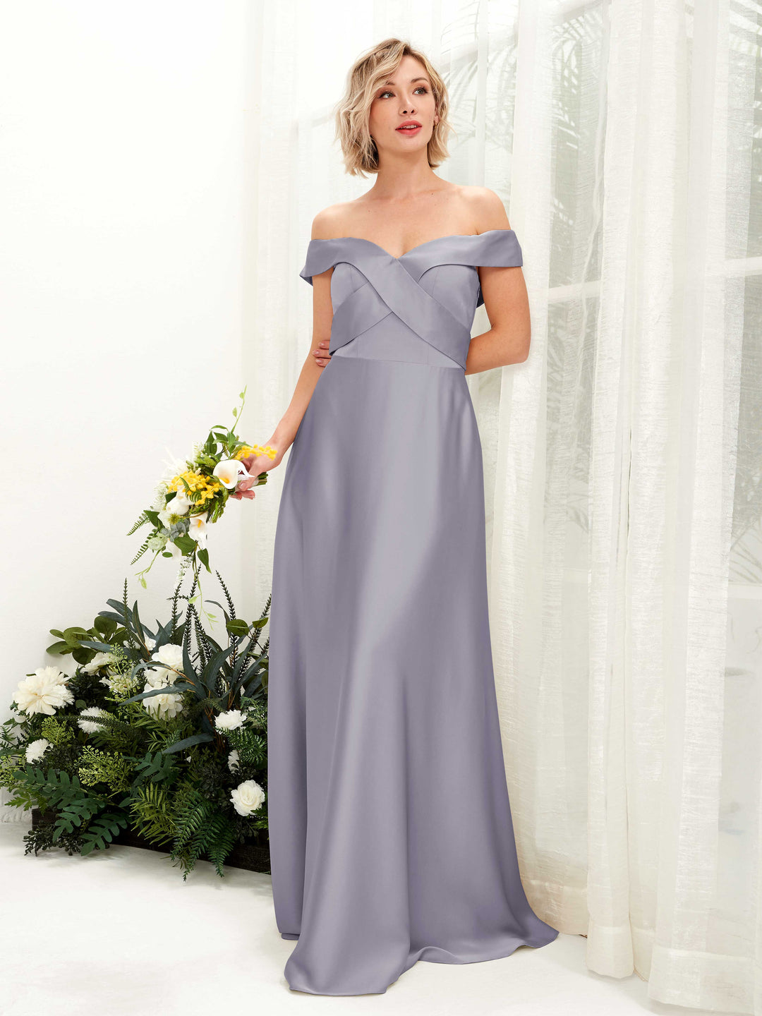 Carlyna Robe trapèze Épaule Dénudée longueur ras du sol en satin Brume Violette 