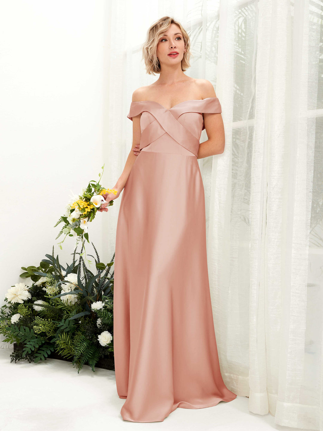 Carlyna Robe trapèze Épaule Dénudée longueur ras du sol en satin Cantaloup 