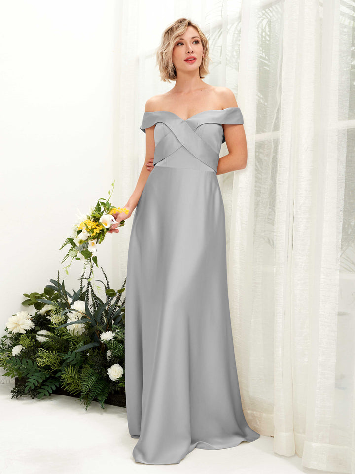 Carlyna Robe trapèze Épaule Dénudée longueur ras du sol en satin Gris Boussole 