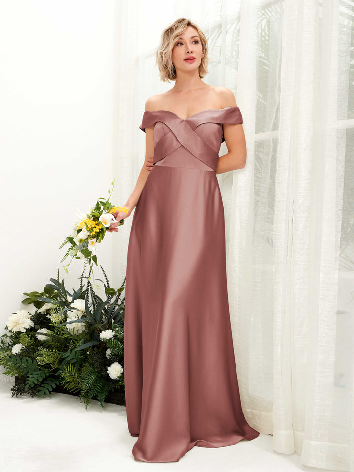 Carlyna Robe trapèze Épaule Dénudée longueur ras du sol en satin Rose Du Désert 