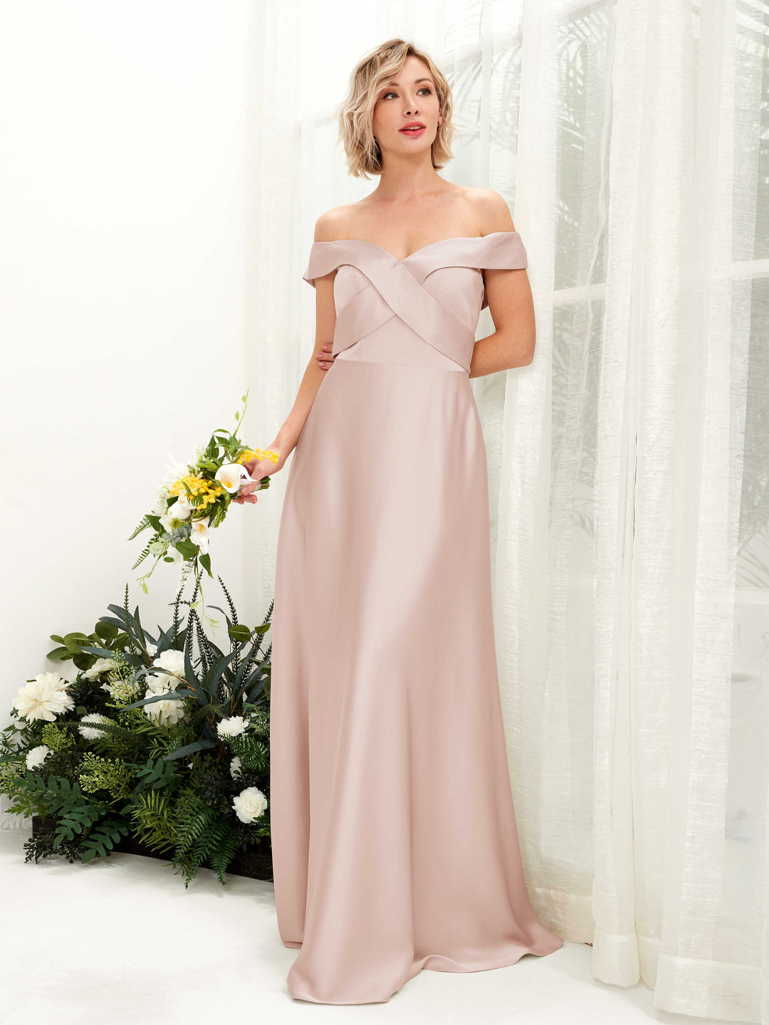 Carlyna Robe trapèze Épaule Dénudée longueur ras du sol en satin Rose Perle 
