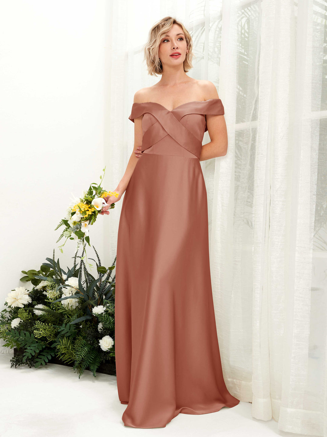 Carlyna Robe trapèze Épaule Dénudée longueur ras du sol en satin Terre De Sienne Brute 