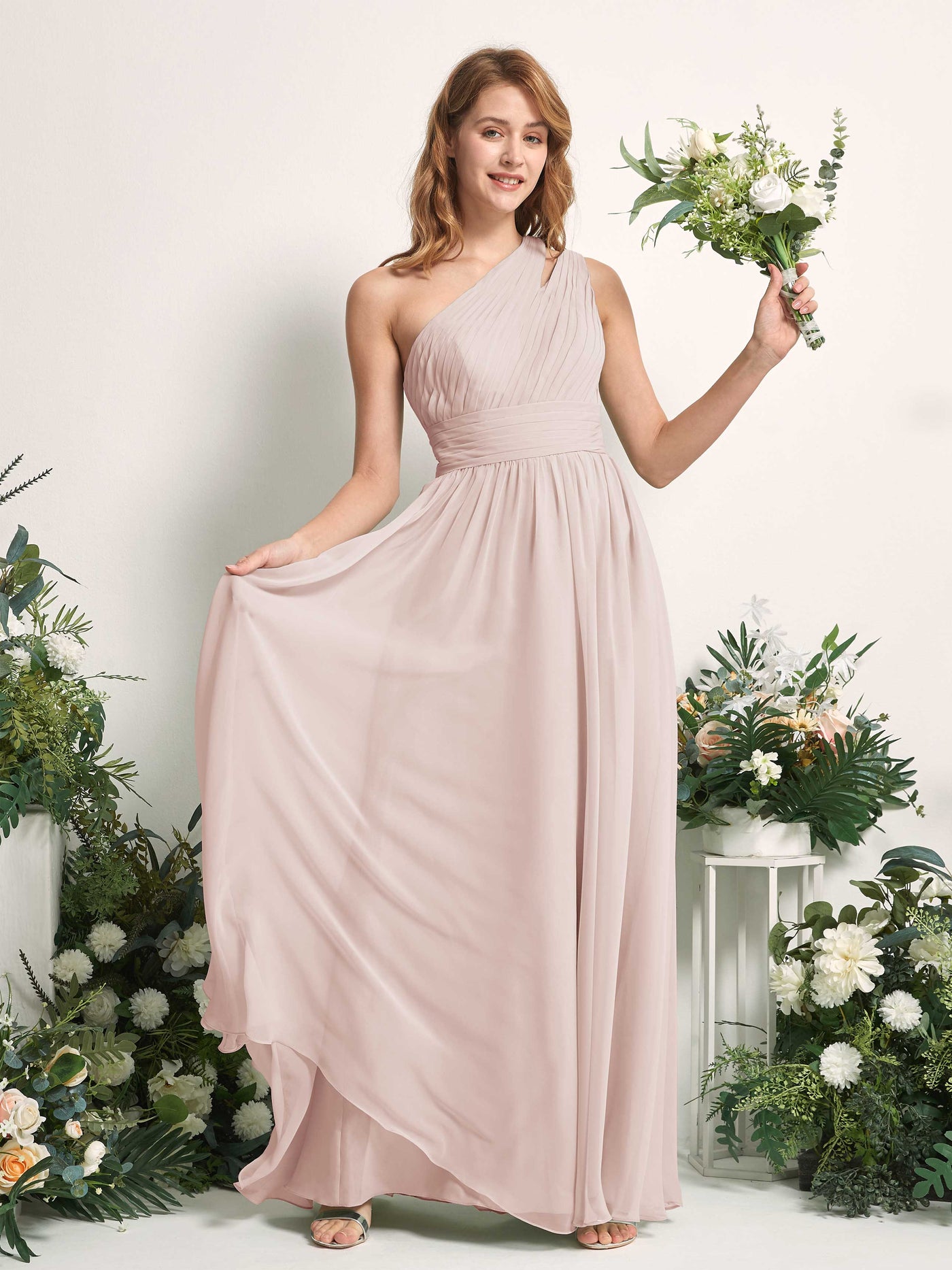 Carlyna Robe Trapèze Longueur ras du sol Décolleté Asymétrique Mousseline Demoiselle d'honneur Biscotti #couleur_biscotti