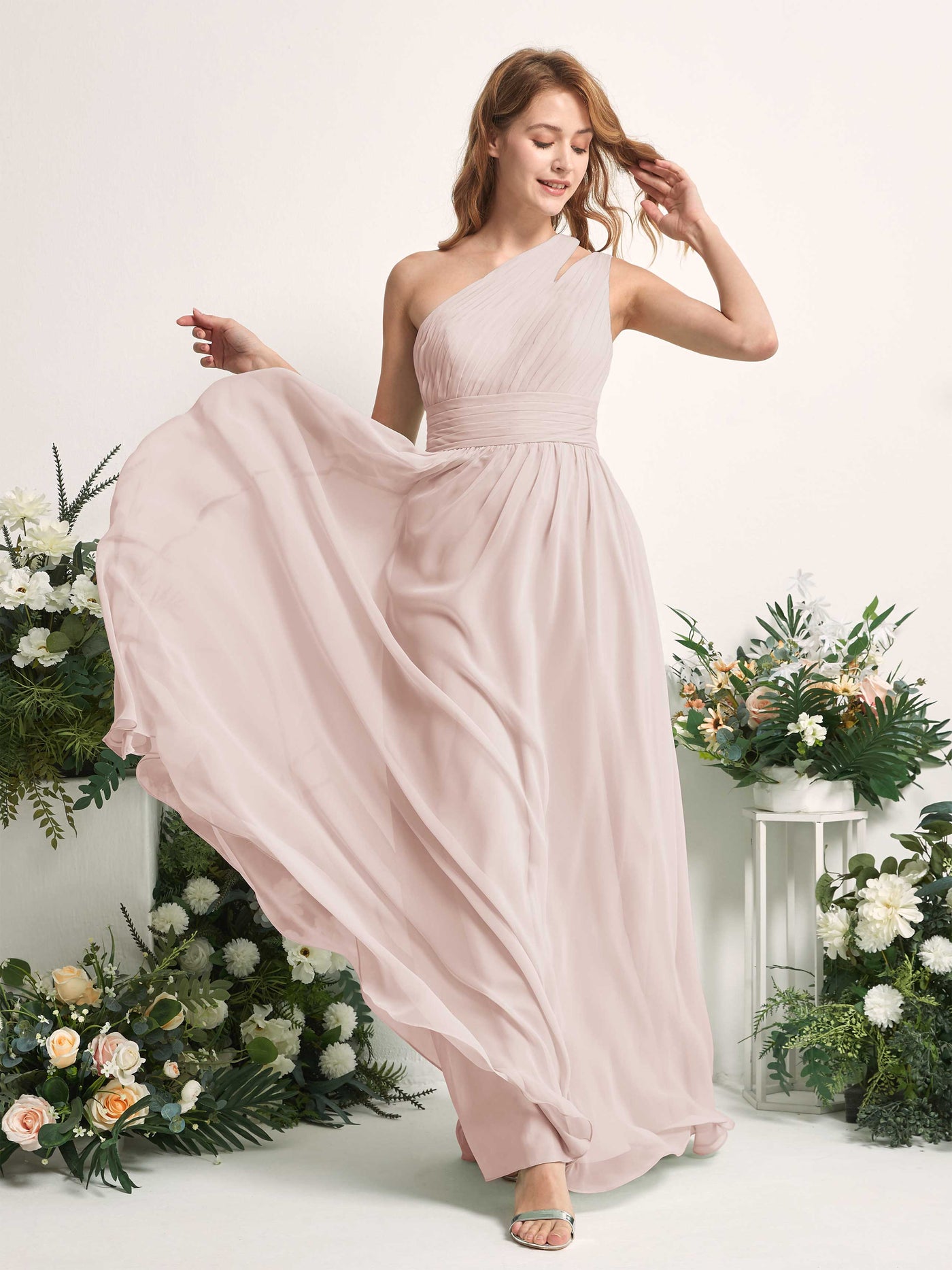 Carlyna Robe Trapèze Longueur ras du sol Décolleté Asymétrique Mousseline Demoiselle d'honneur Biscotti #couleur_biscotti