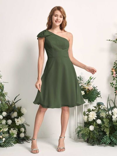 Carlyna Trapèze Décolleté Asymétrique Patineuse Robes de demoiselle d'honneur Olive Martini #couleur_olive-martini